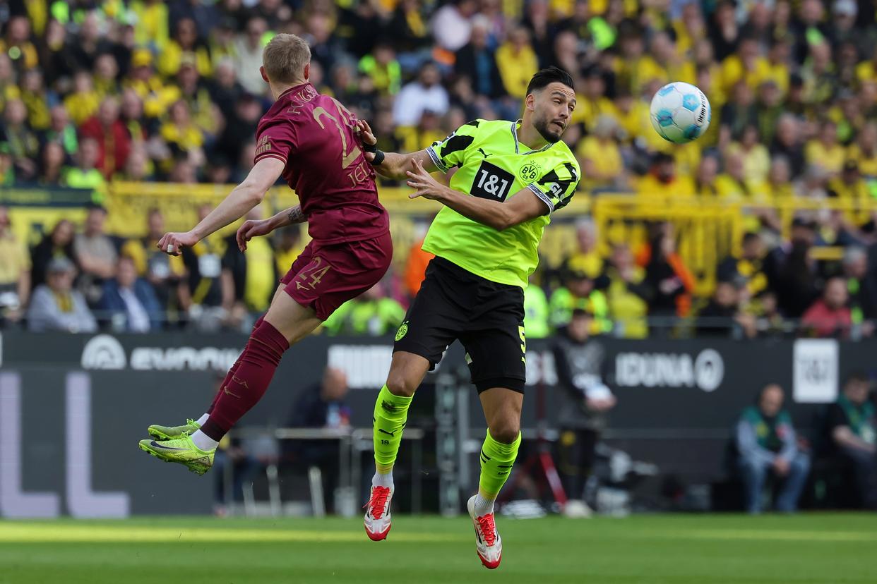 九游VIP-奥格斯堡足球队在训练场上集中备战