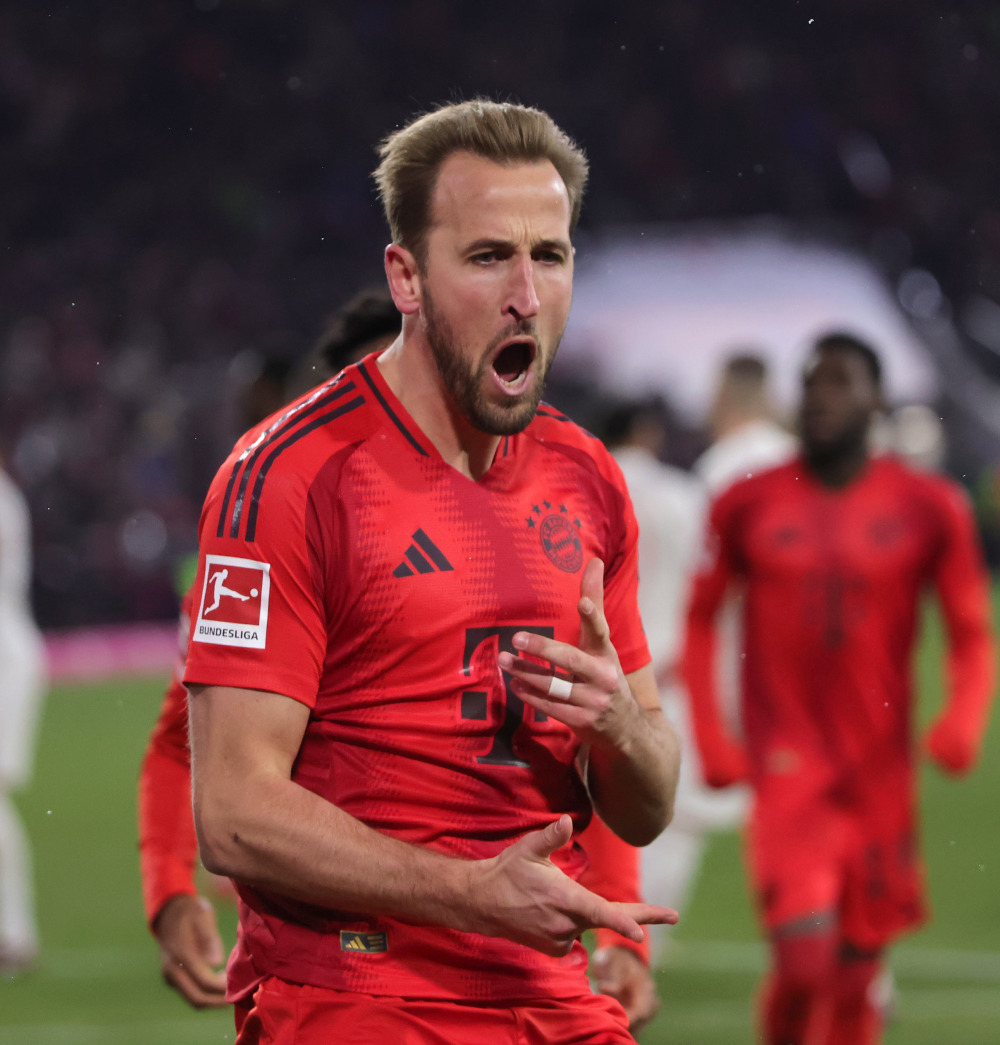 奥格斯堡足球队在训练场上集中备战