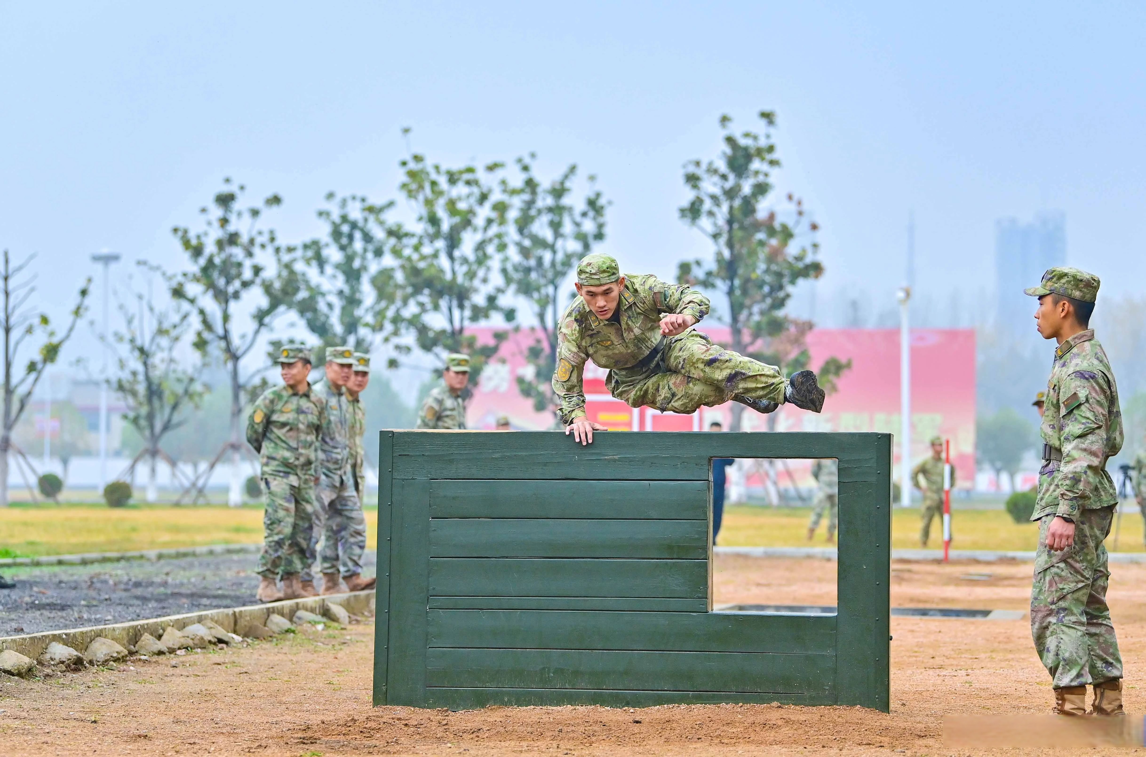 九游娱乐app下载-包含球队备战强敌，士气高涨迎接挑战的词条