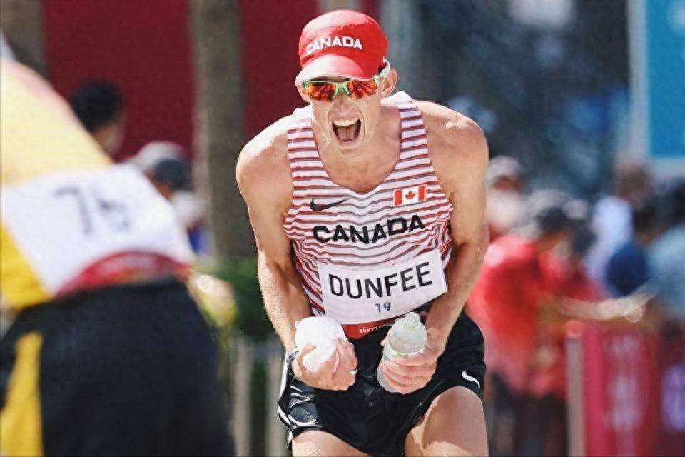 九游游戏-美国田径选手刷新纪录，登顶领奖台