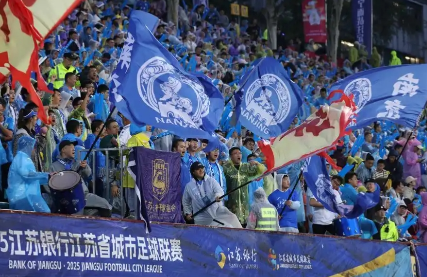 九游体育平台-国内足球职业联赛搏杀如火如荼，球迷热情高涨的简单介绍