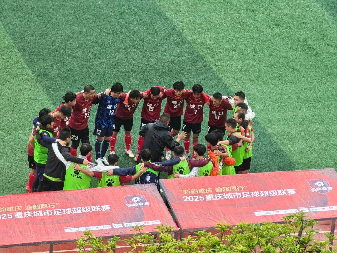 国内足球职业联赛搏杀如火如荼，球迷热情高涨的简单介绍