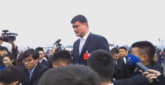 包含姚明入选篮球名人堂荣耀时刻永存史册的词条