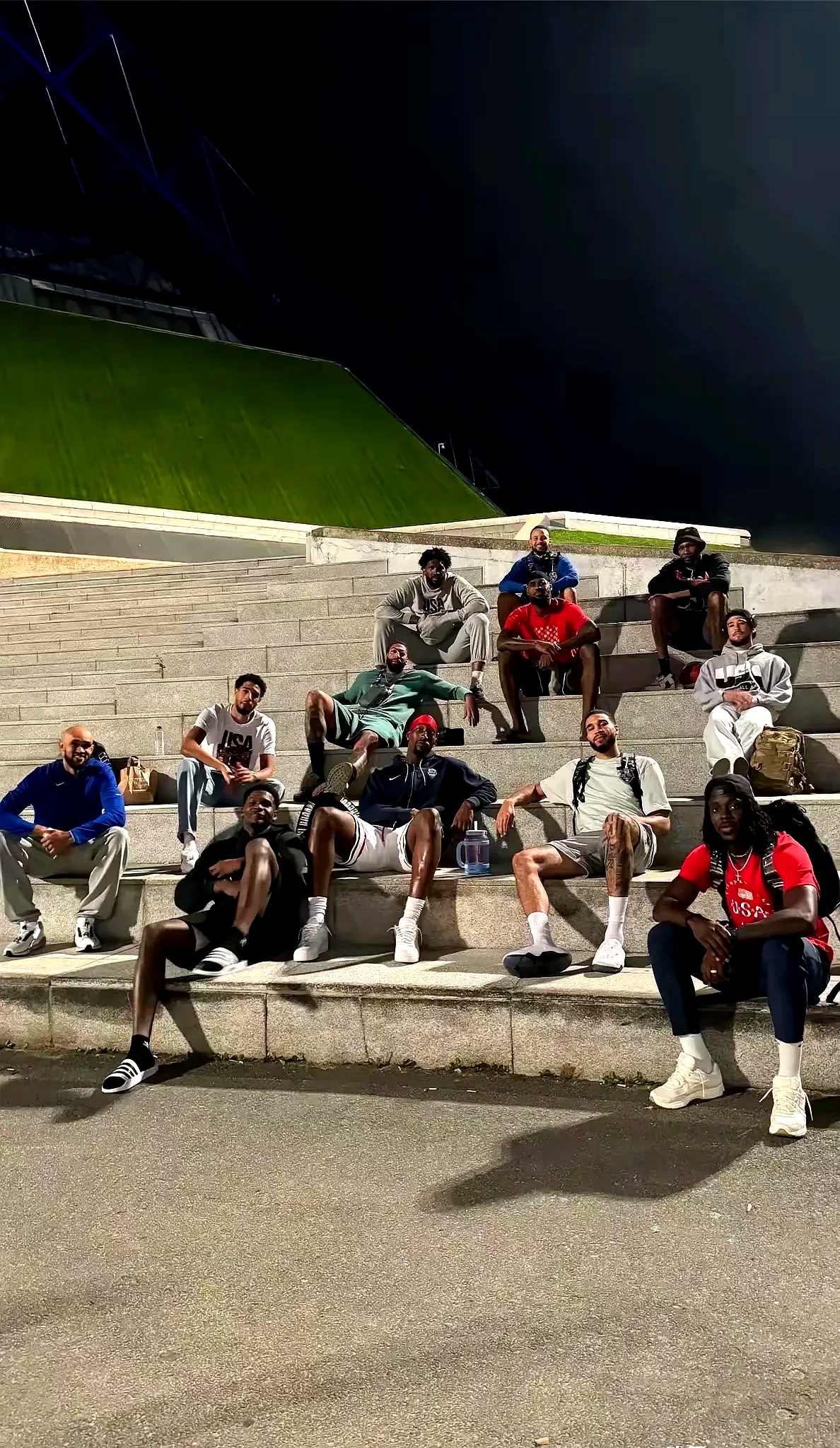 九游体育平台-欧洲杯篮球赛场热闹，球迷热情高涨的简单介绍