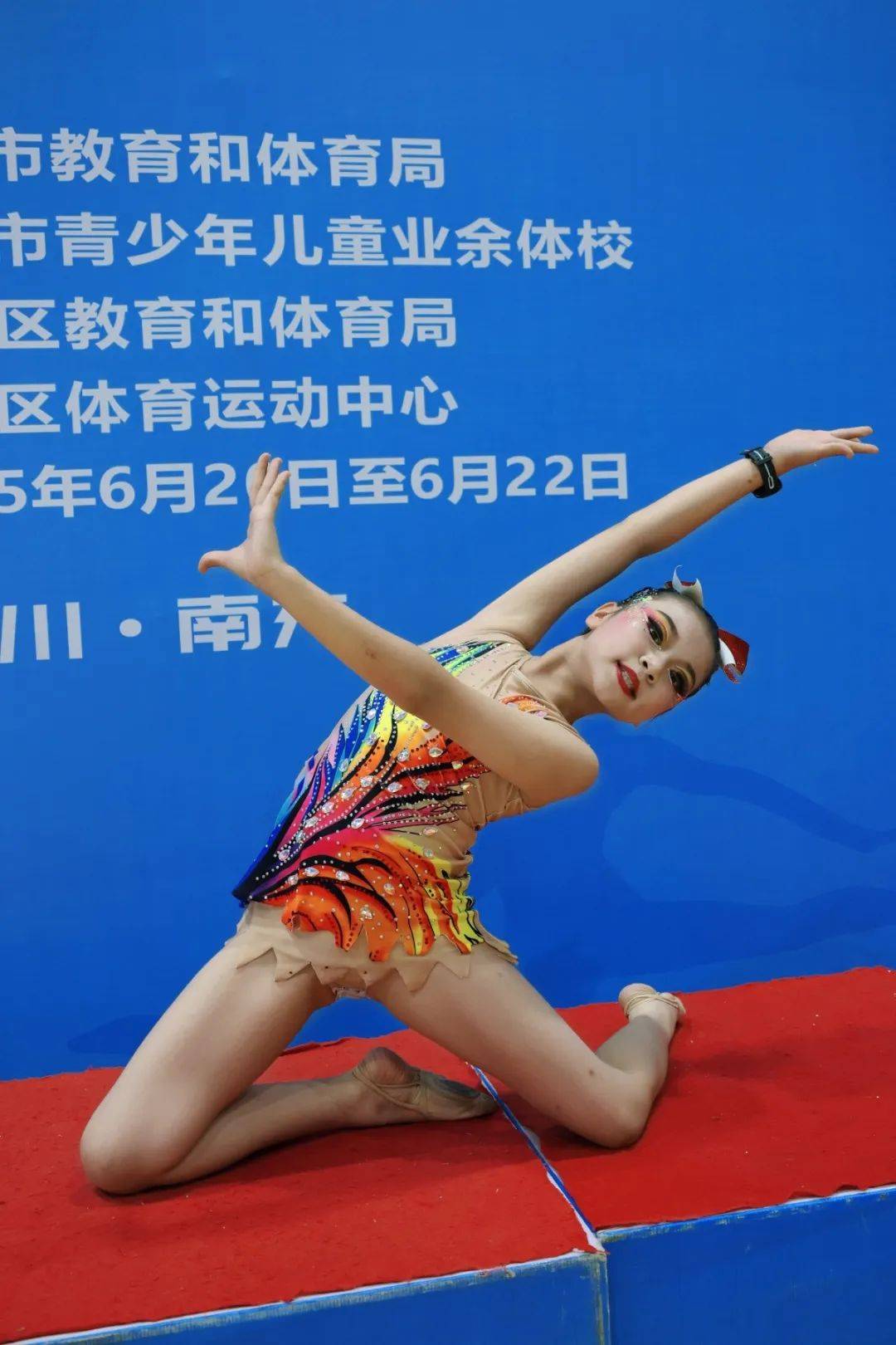 体操团体比赛上演完美的艺术表演