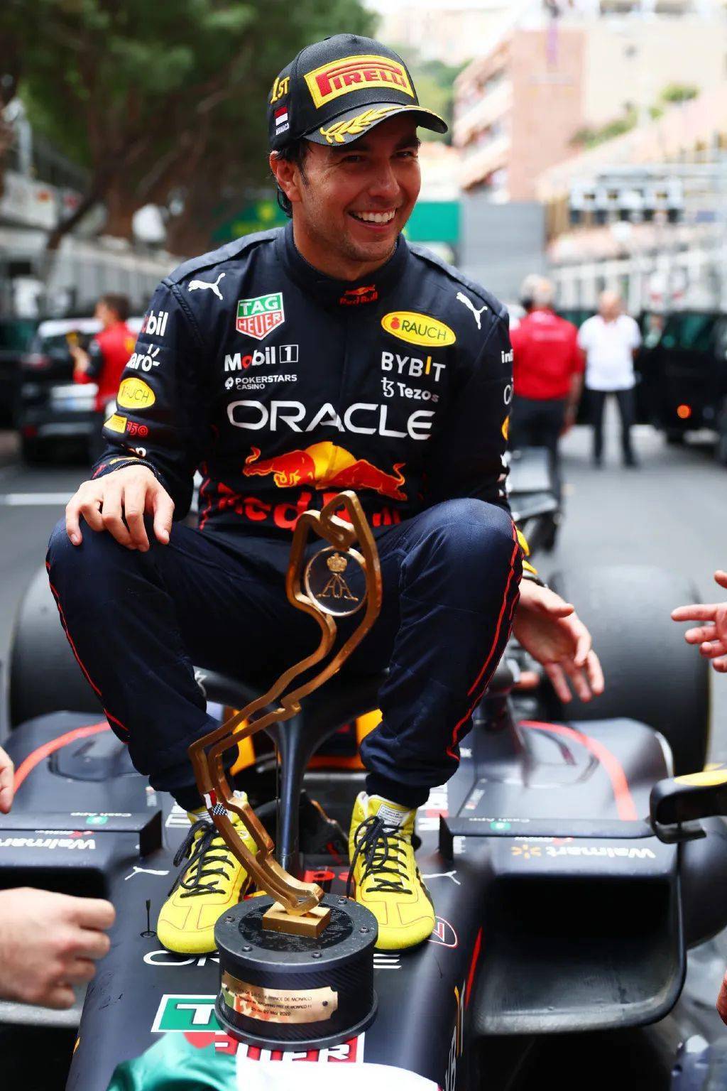 九游体育APP下载-迈凯伦鏖战雷诺车队,佩雷兹点燃赛场的简单介绍