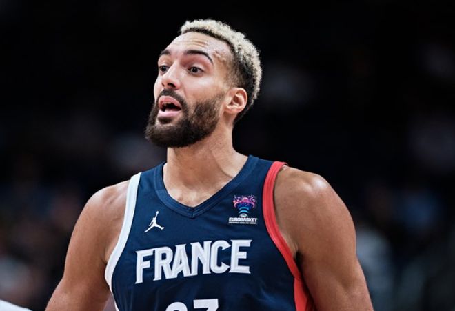 法国队轻取日本队，波尔刷新纪录